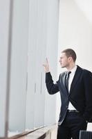 joven hombre de negocios solo en la sala de conferencias foto