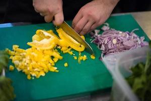 chef manos cortando verduras frescas y deliciosas foto