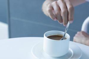 primer plano del hombre tomando una taza de café. foto