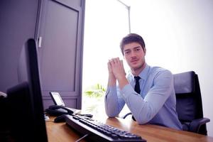 feliz joven hombre de negocios en la oficina foto