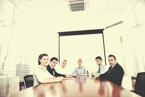 empresarios en una reunión en la oficina foto