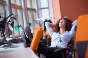 joven mujer de negocios en la oficina foto