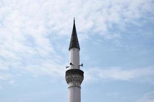 minarete contra el cielo azul foto