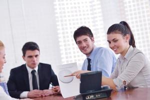 empresarios en una reunión en la oficina foto