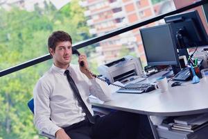 feliz joven hombre de negocios en la oficina foto