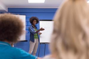 concepto de reunión de negocios corporativos de seminario de orador de mujer negra