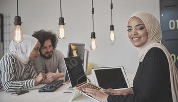 mujer de negocios africana en la oficina foto