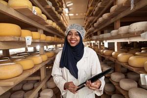 mujer de negocios musulmana negra africana en una empresa local de producción de queso foto
