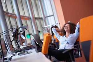 joven mujer de negocios en la oficina foto