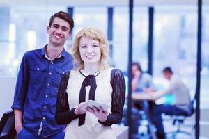 gente de negocios trabajando con tableta en la oficina de inicio foto