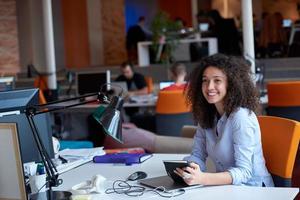 joven mujer de negocios en la oficina foto