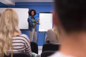 concepto de reunión de negocios corporativos de seminario de orador de mujer negra foto