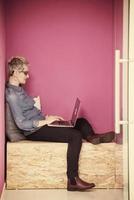 mujer en una caja creativa trabajando en una laptop foto