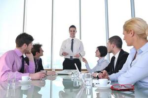 grupo de empresarios en reunión foto