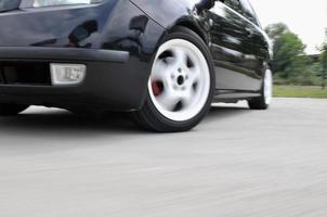 coche rápido moviéndose con desenfoque de movimiento foto