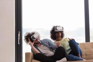 pareja multiétnica usando casco de realidad virtual foto