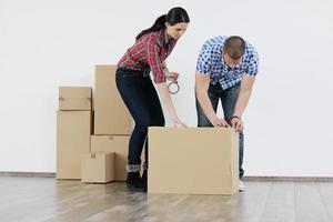 pareja joven mudándose a una casa nueva foto