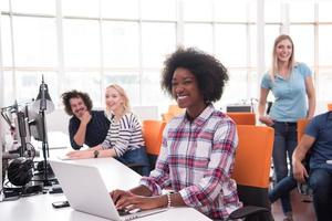 mujer de negocios informal afroamericana que trabaja en la oficina foto