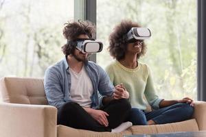 pareja multiétnica usando casco de realidad virtual foto