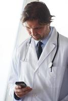 doctor hablando por celular foto