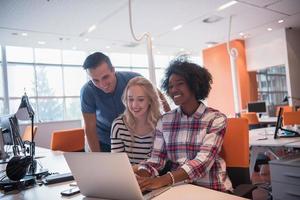 equipo de negocios multiétnico de inicio foto