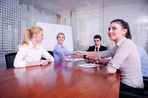 empresarios en una reunión en la oficina foto