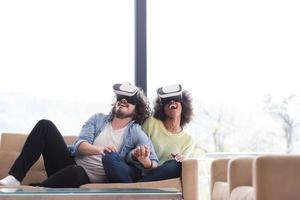 pareja multiétnica usando casco de realidad virtual foto