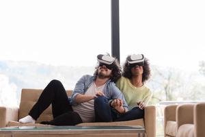 pareja multiétnica usando casco de realidad virtual foto