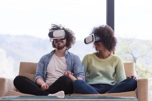 pareja multiétnica usando casco de realidad virtual foto