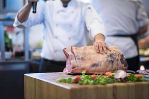 chef cortando un gran trozo de carne foto