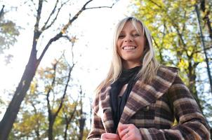 linda mujer joven sonriendo foto