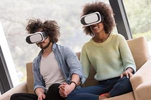 pareja multiétnica usando casco de realidad virtual foto