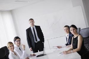 empresarios en una reunión en la oficina foto