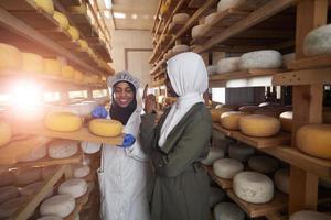 equipo de mujeres de negocios en la empresa local de producción de queso foto