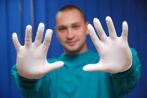 medico con guantes foto