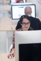 negocio de inicio, mujer que trabaja en una computadora de escritorio foto