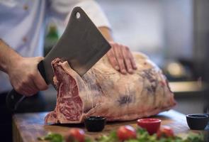 chef cortando un gran trozo de carne foto