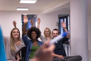 primer plano de la mano del maestro con marcador foto