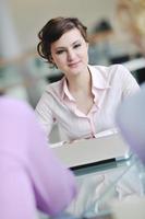 joven mujer de negocios en reunión foto