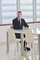 joven hombre de negocios solo en la sala de conferencias foto