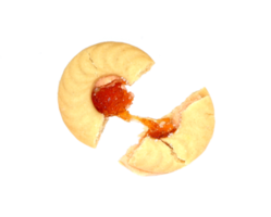 galleta con chispas de chocolate redonda con crema de fresa aislada en un archivo png de fondo transparente