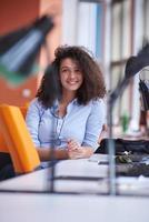 joven mujer de negocios en la oficina foto