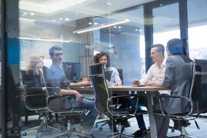 equipo de negocios de inicio en una reunión en un edificio de oficinas moderno foto