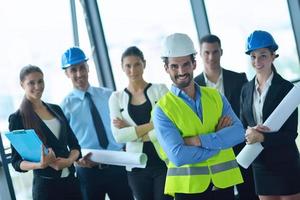 empresarios e ingenieros en reunión foto