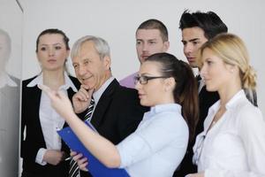 hombre de negocios senior dando una presentación foto