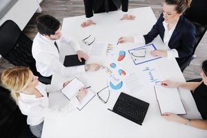 empresarios en una reunión en la oficina foto