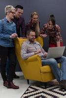 equipo de negocios de inicio en la reunión en la oficina moderna foto