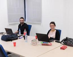 grupo de personas de negocios de inicio en la oficina foto