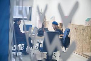 grupo de personas de negocios de inicio en la oficina foto