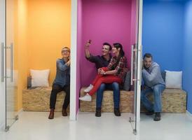 grupo de empresarios en un espacio de trabajo creativo foto